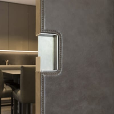 Habillage de portes et dressing en cuir – Parallel Architecture Paris